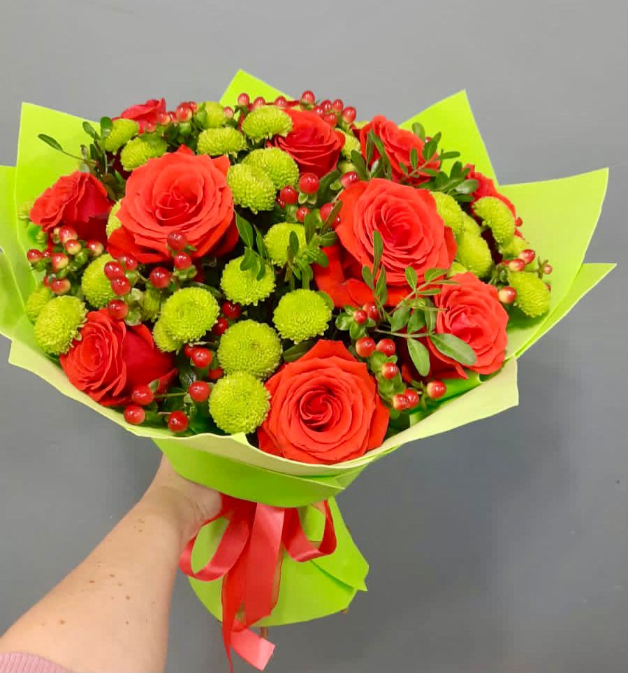 Букет цветов из: Хризантемы и Розы в Черноголовке