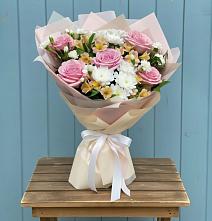 Букет цветов из:  Гвоздики, Орхидеи и Розы в Черноголовке