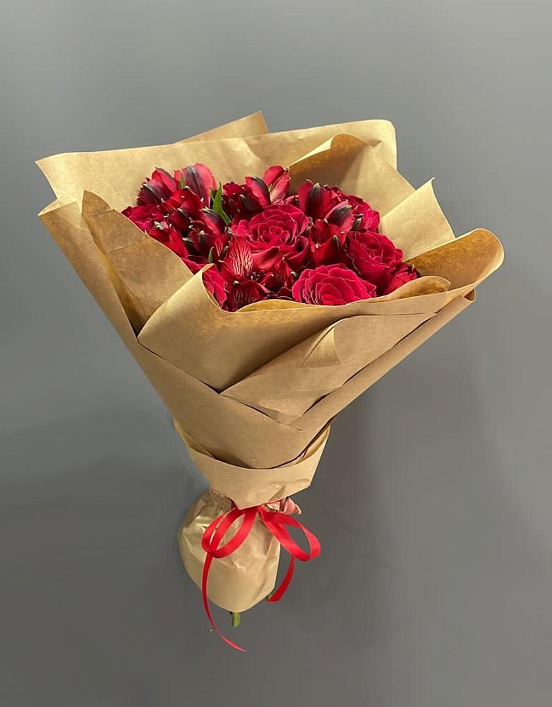 Букет цветов из: Альстромерии и Розы в Черноголовке