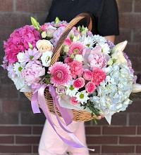 Цветочная композиция из Розы, Хризантемы, Пионы и Лизиантусы в корзине в Черноголовке