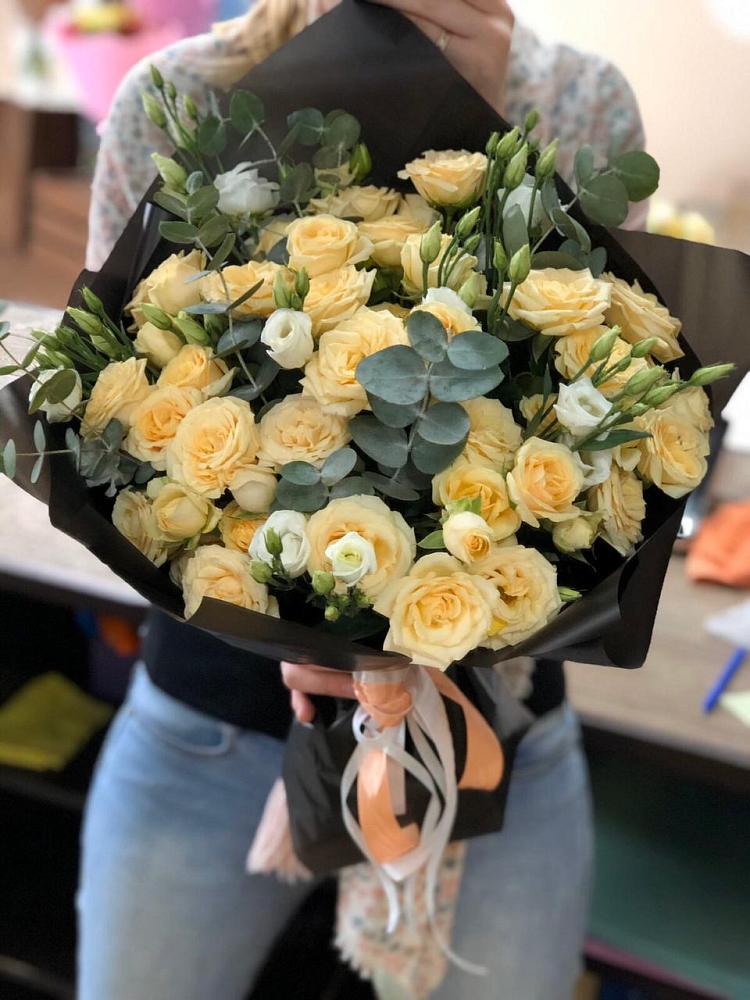 Букет цветов из: Розы и Лизиантусы в Черноголовке