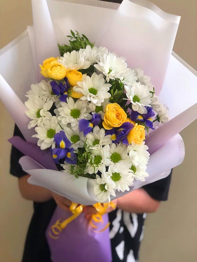 Букет цветов из: Ирисы, Хризантемы и Розы в Черноголовке