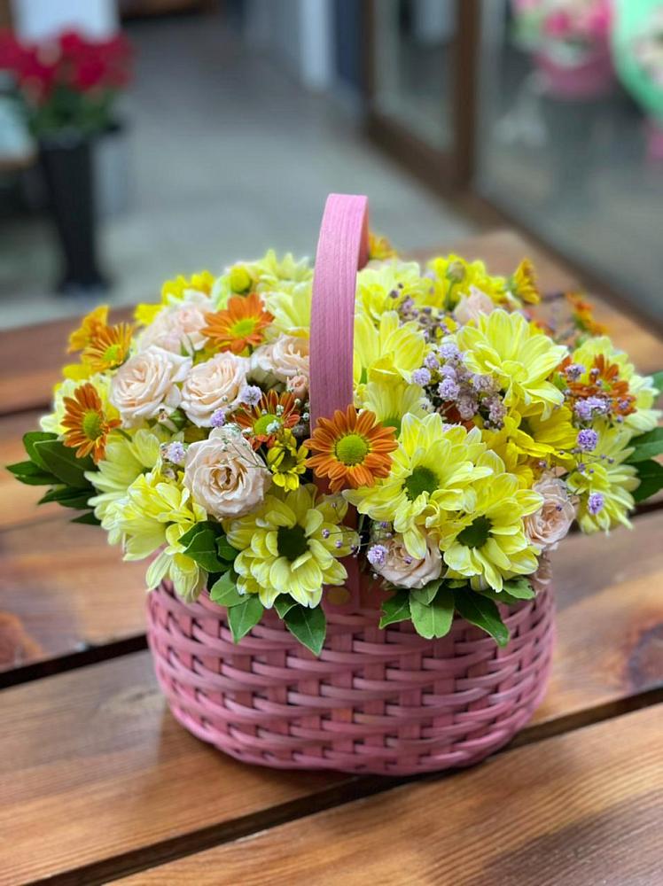 Цветочная композиция из Хризантемы и Розы в корзине в Черноголовке