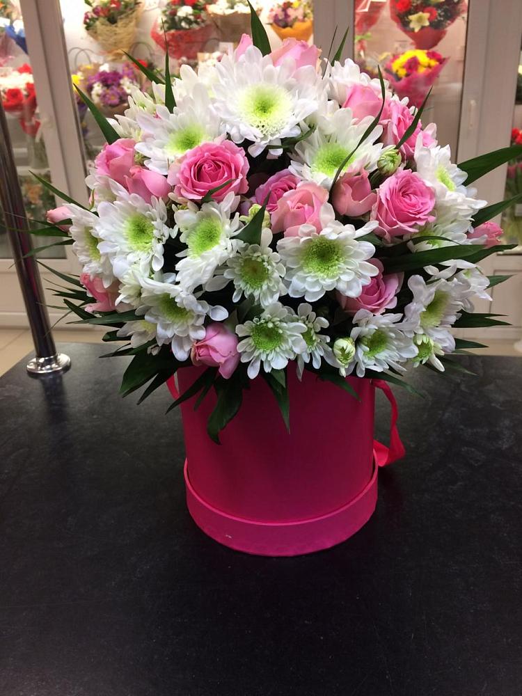 Цветочная композиция из Розы и Хризантемы в шляпной коробке в Черноголовке