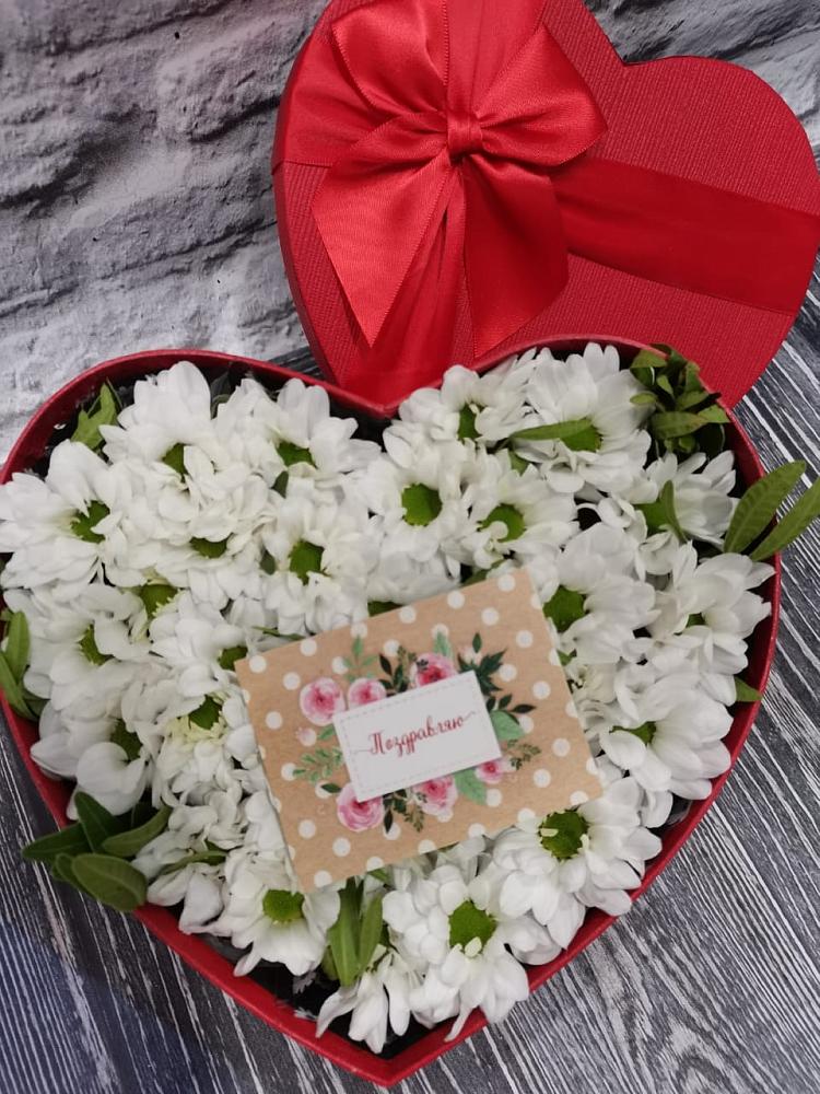 Цветочная композиция из Хризантемы в виде сердца в Черноголовке