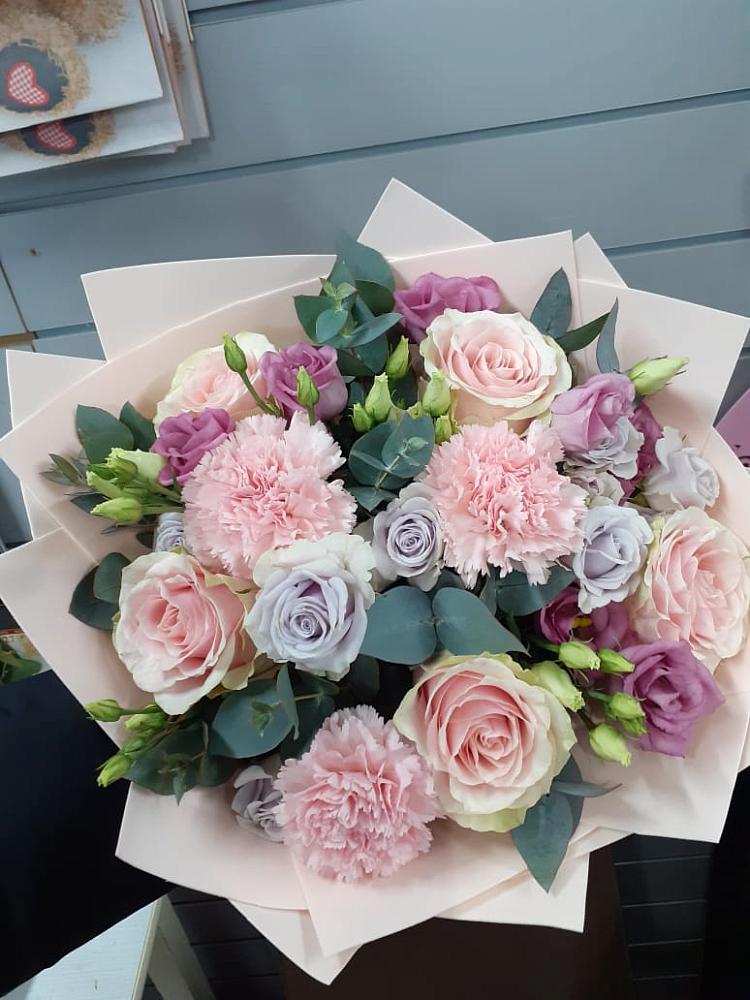 Букет цветов из: Розы, Гвоздики и Лизиантусы в Черноголовке